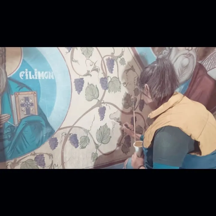 Sabina lucrând la restaurarea unei picturi murale
